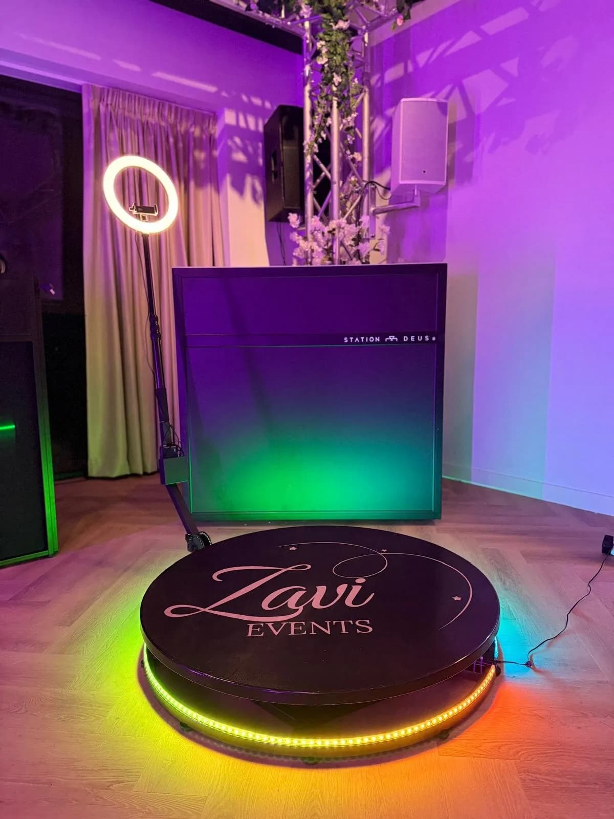 360 videobooth platform met Zavi Events logo en LED verlichting