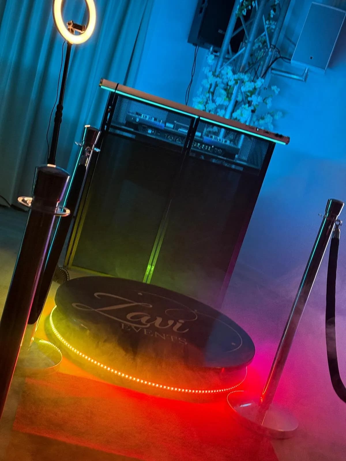 360 videobooth schuin gefotografeerd met blauwe en groene verlichting