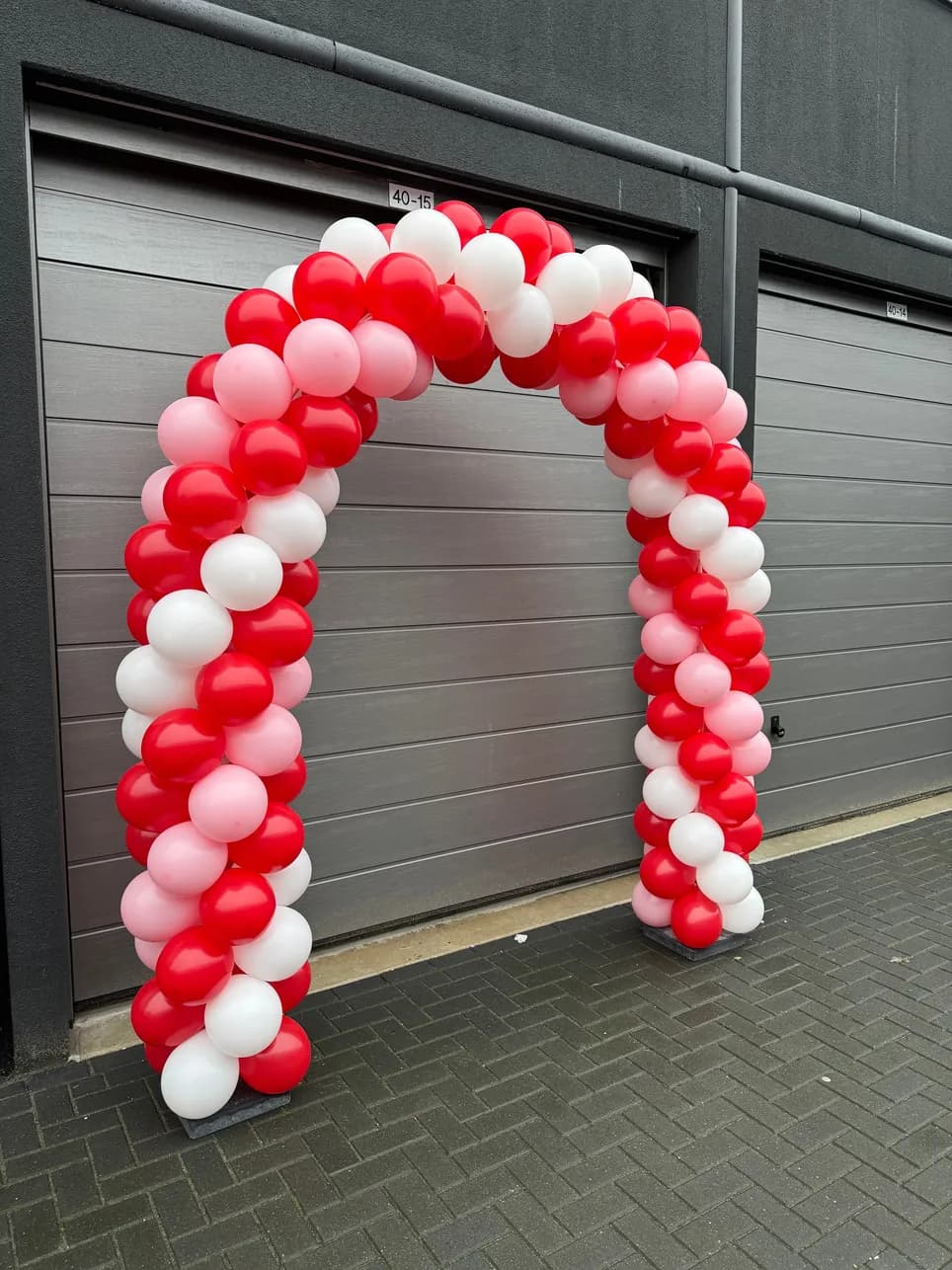 Ballonnenboog in goud en wit bij entree van feestlocatie door Zavi Events