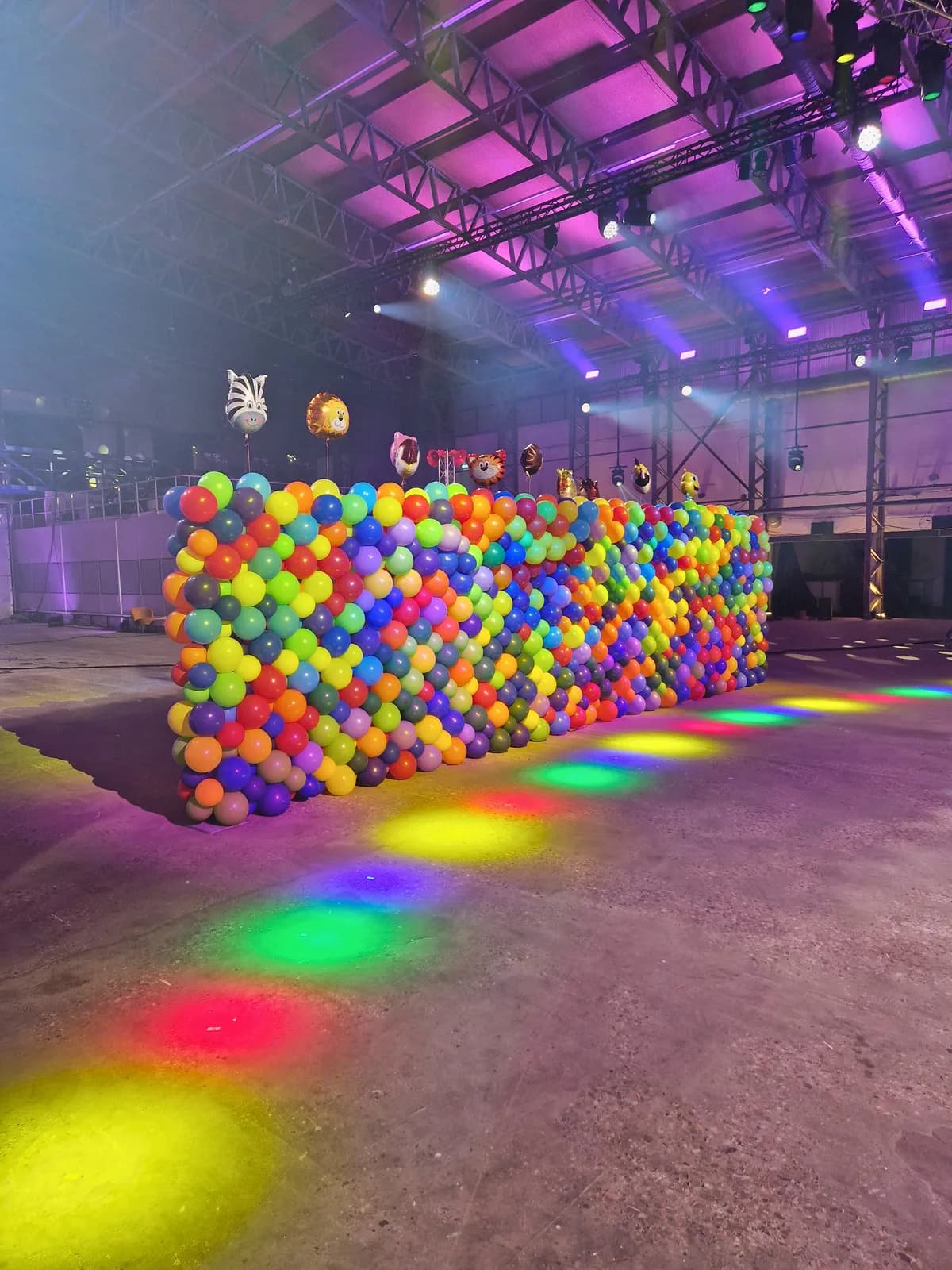 Grote ballonnenmuur als fotowand voor bedrijfsfeest in Nederland