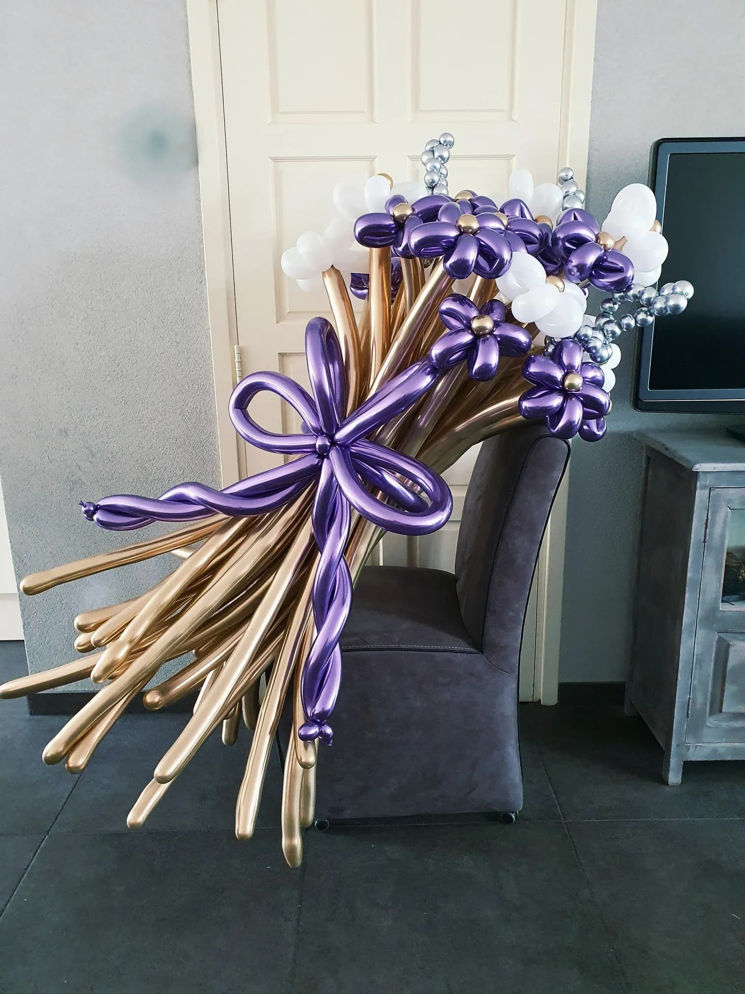 Complete thema setup met ballonneninstallatie voor evententree