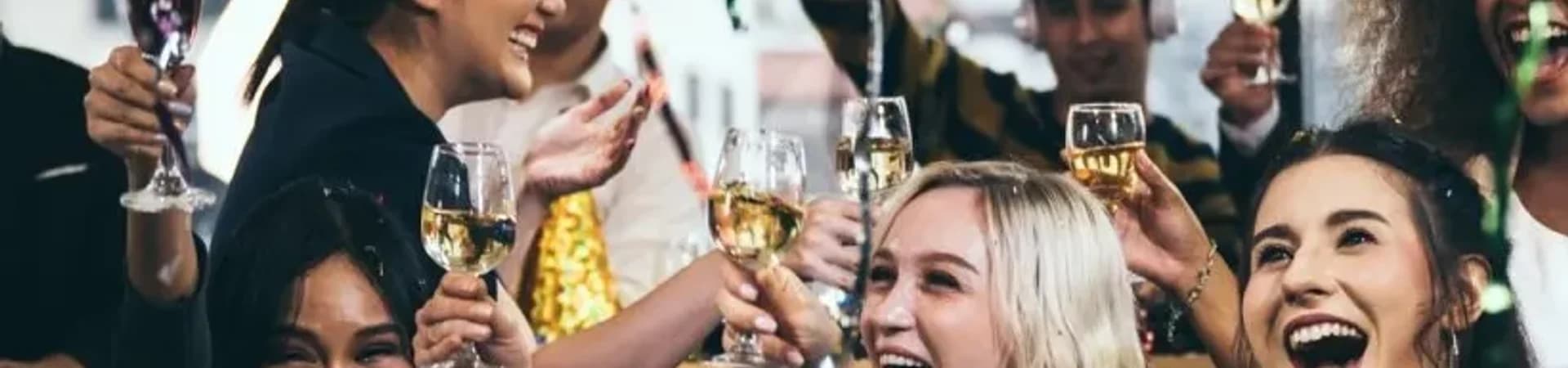 Sfeervol bedrijfsfeest met verlichting en decoratie door Zavi Events