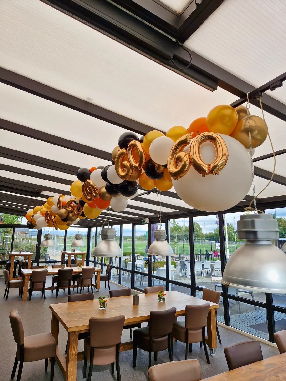 Ballonslingers langs tafels voor verjaardagsfeest met thema decoratie