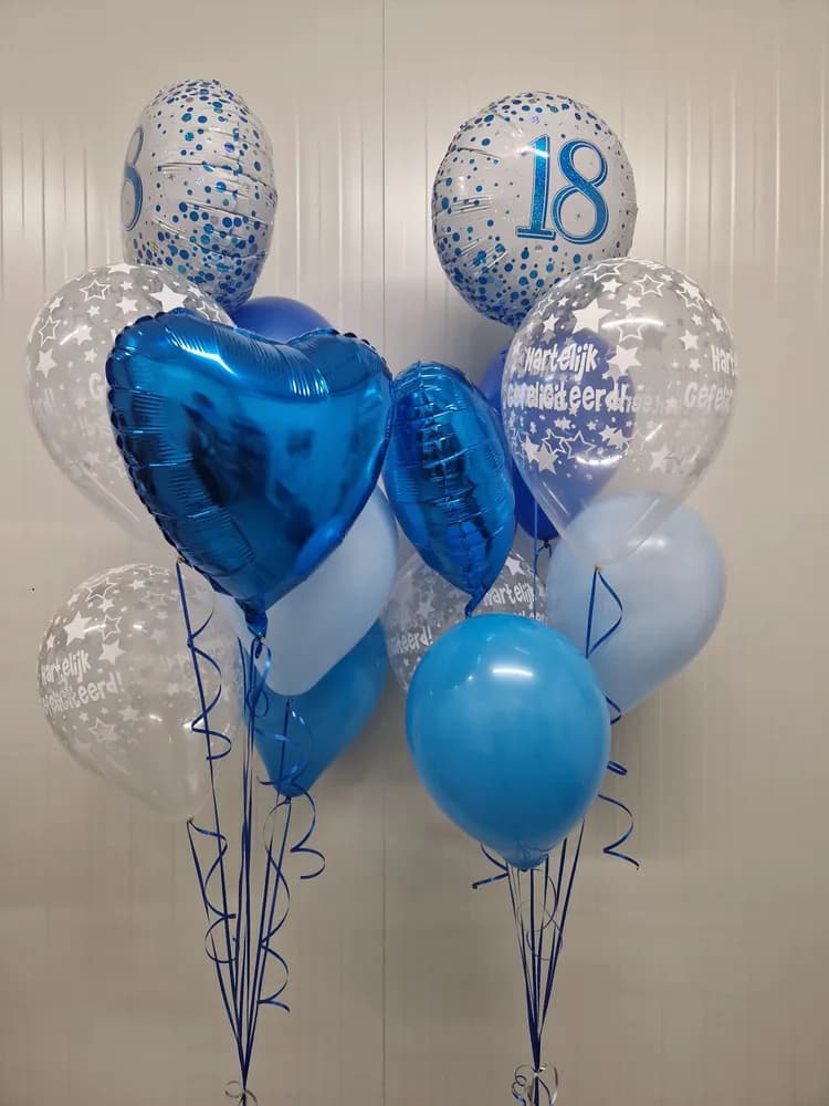 Organische ballondecoratie in zachte tinten voor bruiloftsreceptie